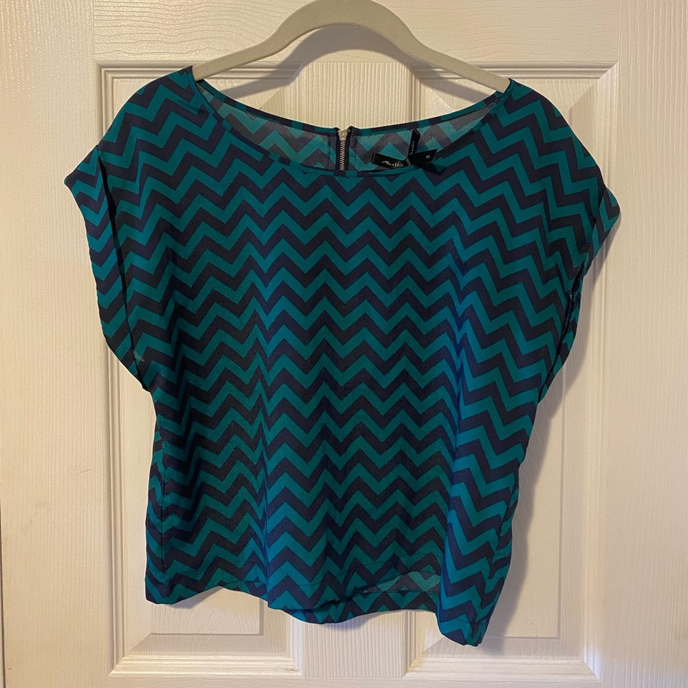 Ali & Kris Small Green & Navey Chevron Dress Top